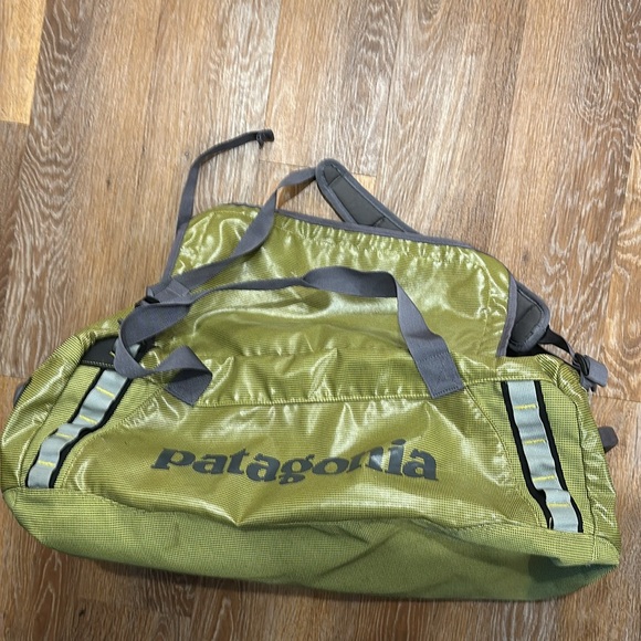Patagonia black hole duffle bag in FGRN (55L?) detachable shoulder straps, GUC - Picture 7 of 11